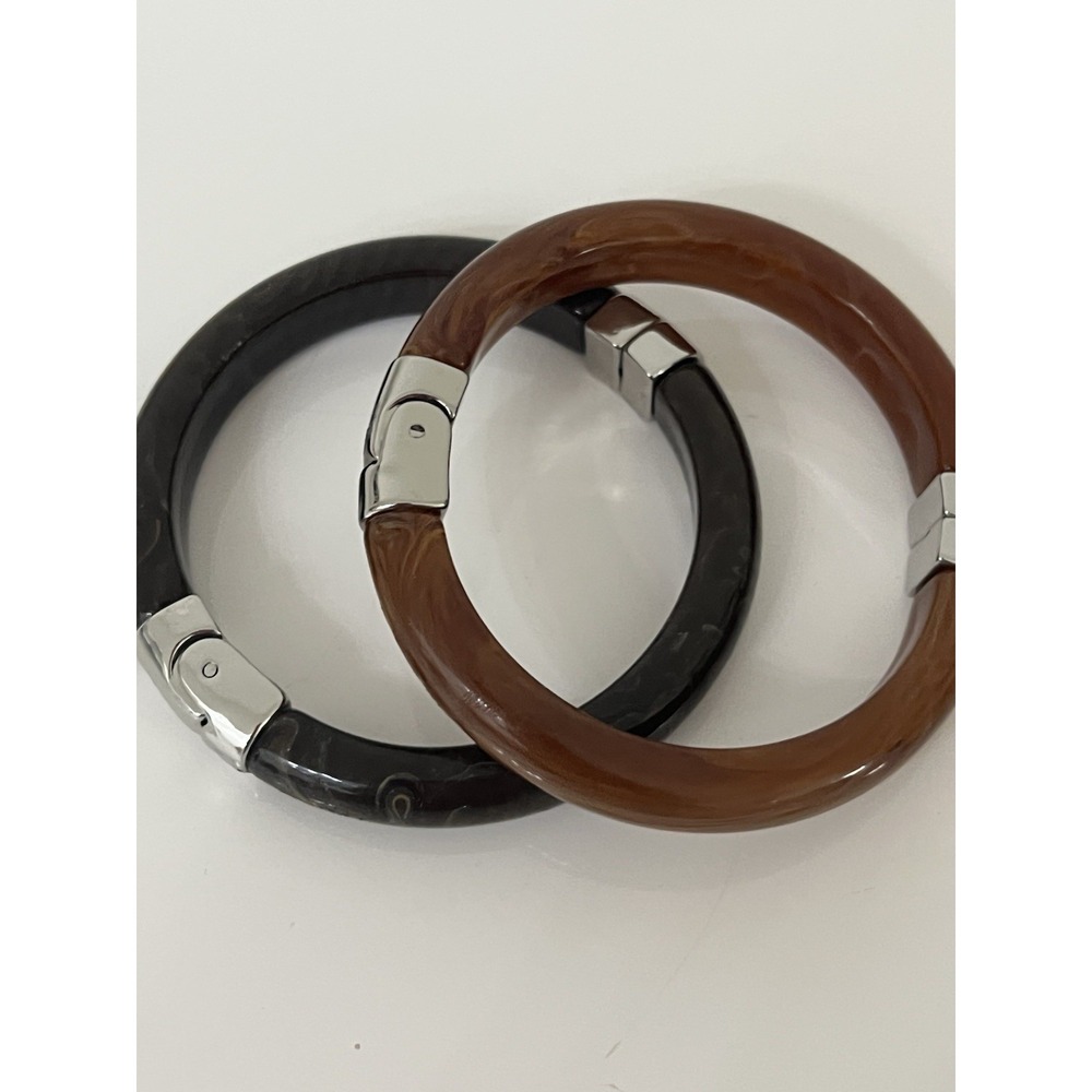 Pack of 2 rigid articulated bracelets. Magnetic clasp closure.open Box(..b61)